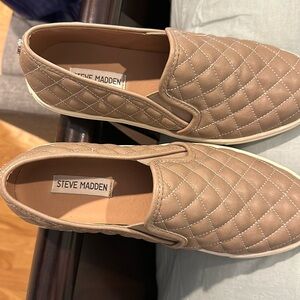 Steve Madden size 10 slip-on cross pattern leather shoes